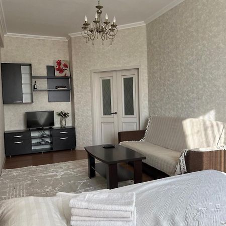Appartamento Promenade Bishkek Esterno foto